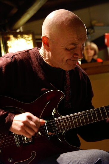 PICT2219 small Guitarist.jpg - 163973 Bytes